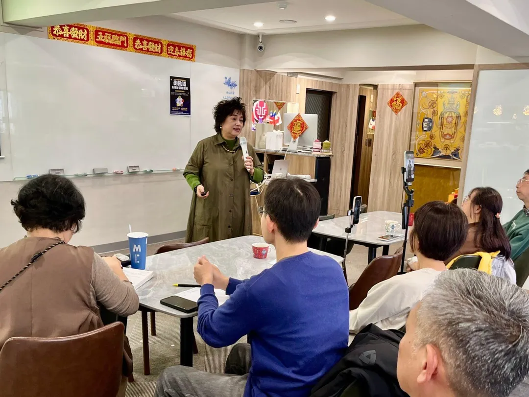 滕淑蘭以自身經驗回應產業變局，真正被記住的從來不是系統與工具，而是那段陪伴與理解所承載的溫度。(圖/龍巖授權經銷商百益營業處)