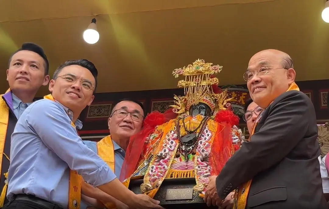 李四川(圖左三)參加淡水媽遶境祈福。(圖/截自李四川辦公室提供影片)