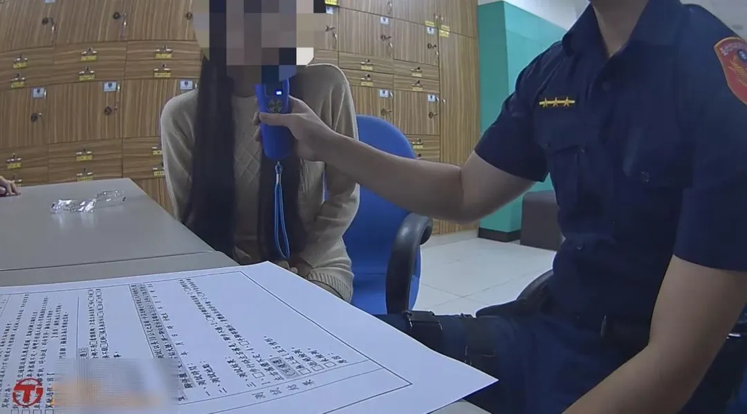 女子被帶回派出所接受酒測。（圖／翻攝畫面）