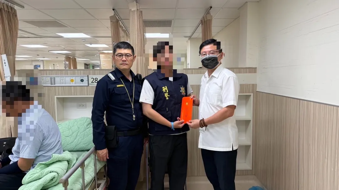 警方到醫院慰問受傷員警。（圖／中天新聞）