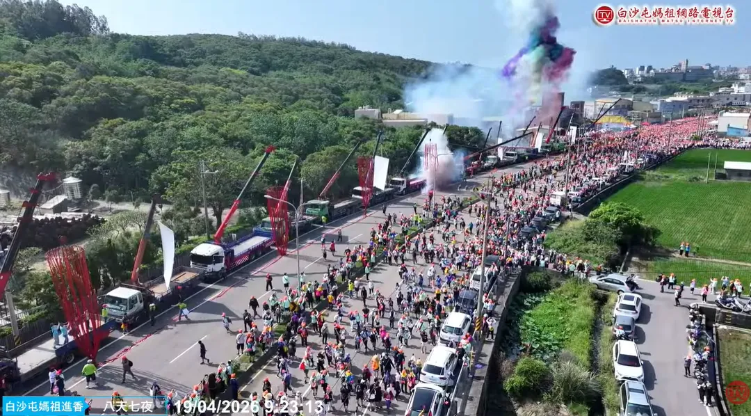 吊車隊組成壯觀炮城迎接白沙屯媽祖。（圖／翻攝自白沙屯媽祖網路電視台YT，下同）