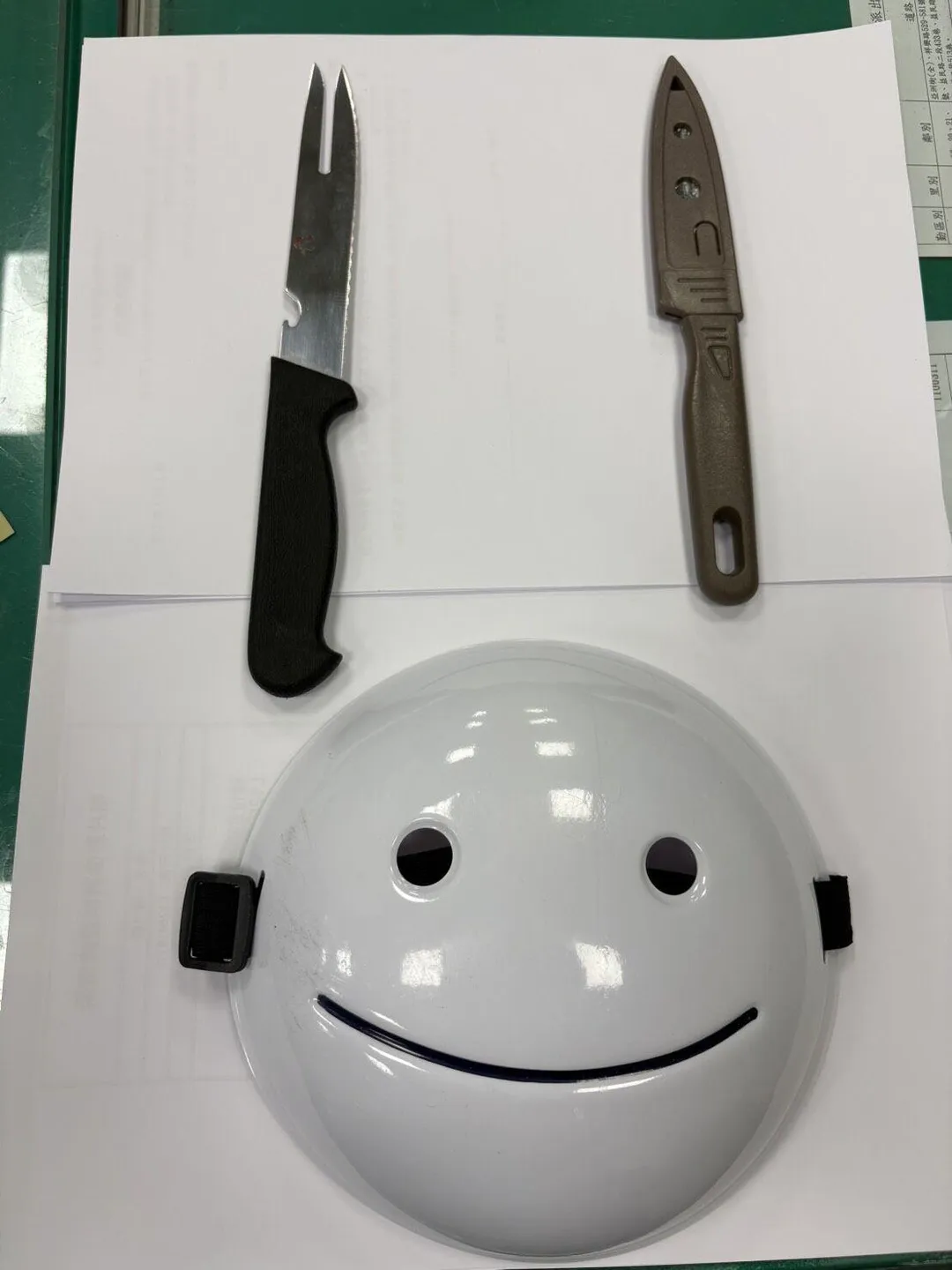 該名少年攜帶的雙刀跟笑臉面具。（圖／翻攝畫面）