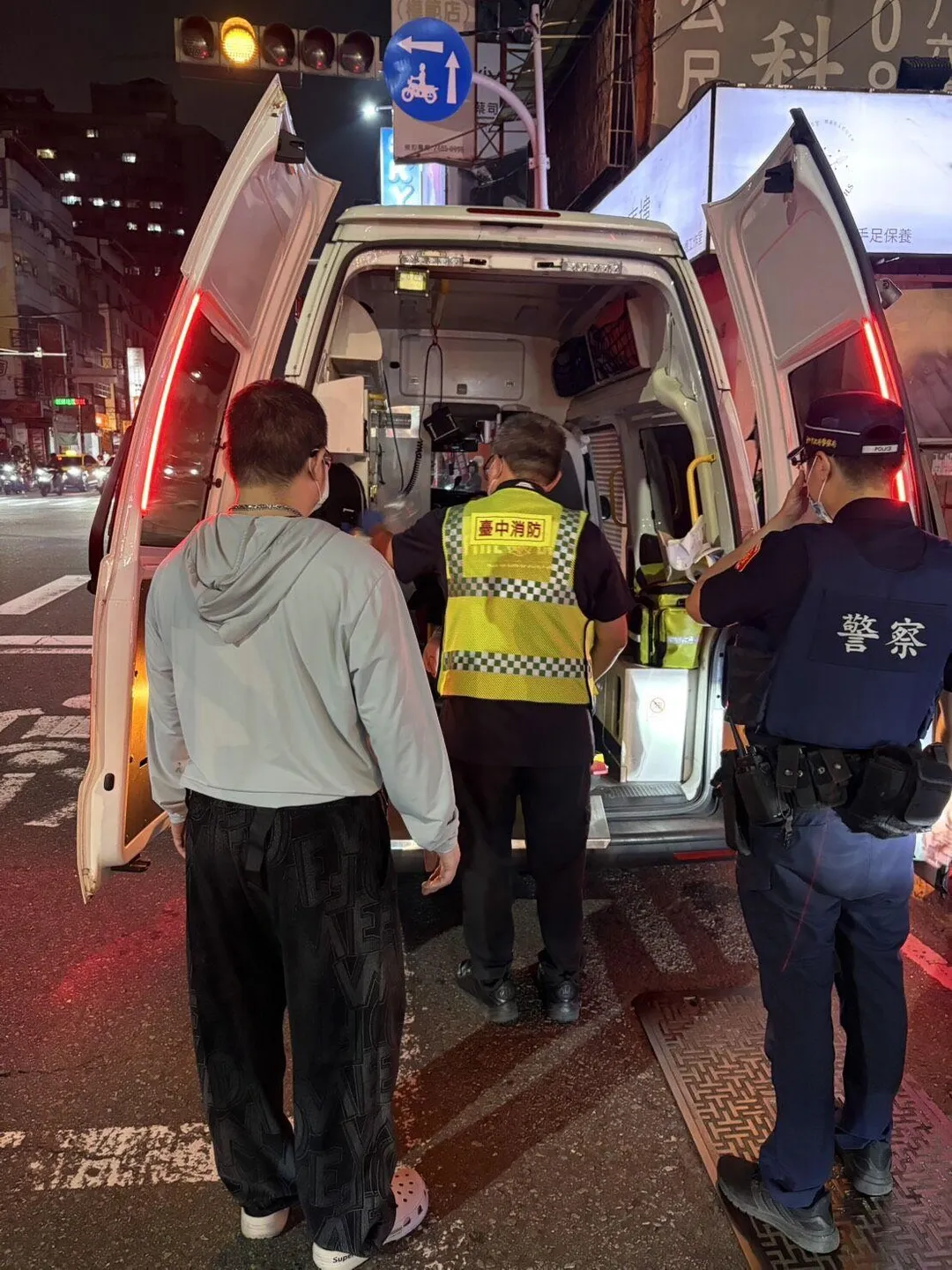 警方將該名少年強制送醫。（圖／翻攝畫面）