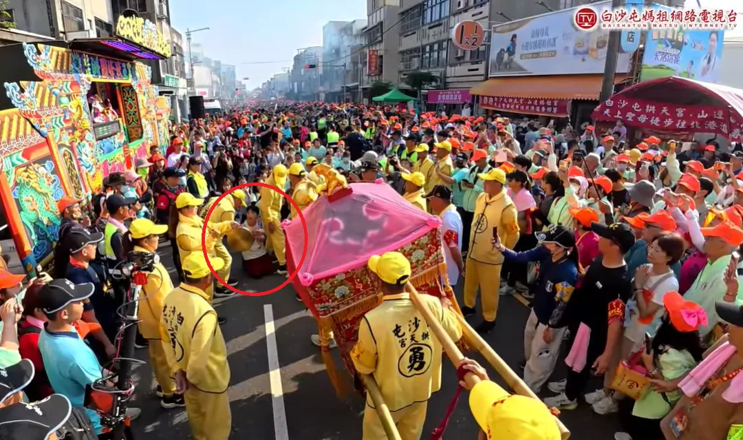 母親帶著女兒衣物向媽祖祈福。（圖／翻攝自白沙屯媽祖網路電視台）