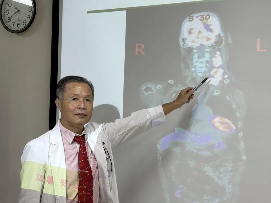 鄧政宗醫師說明患者正子攝影顯示，左頸有明顯長型巨大腫瘤，但其他身體部位未發現其他腫瘤。（圖／臺中醫院）