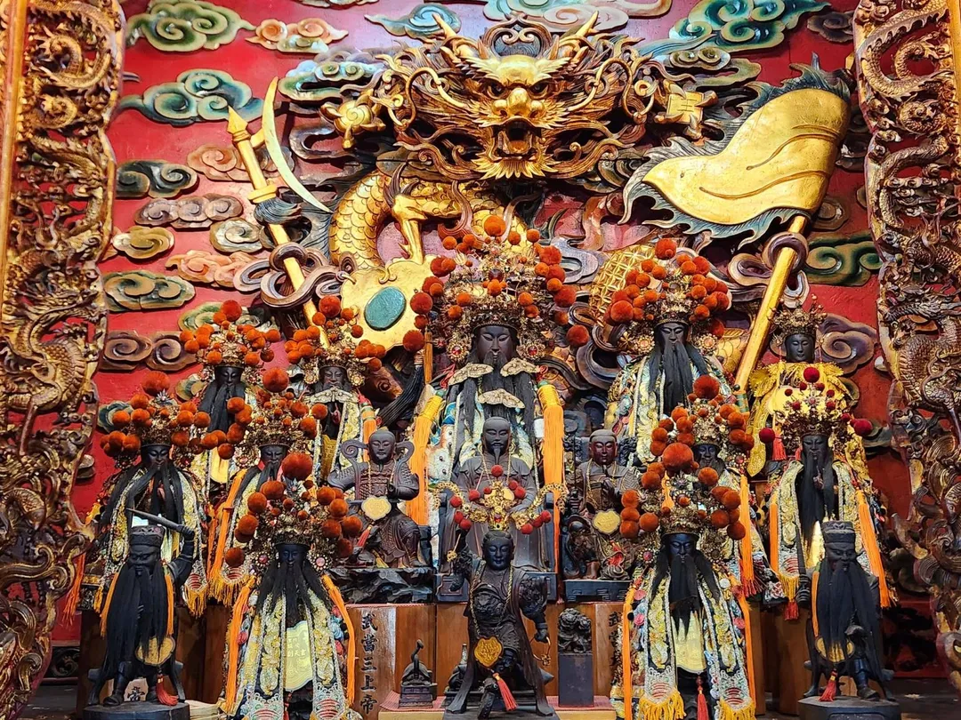 嘉義縣阿里山國家森林遊樂區內的受鎮宮近日出現「神蛾祝壽」奇景。（圖／翻攝阿里山國家森林遊樂區臉書，下同）