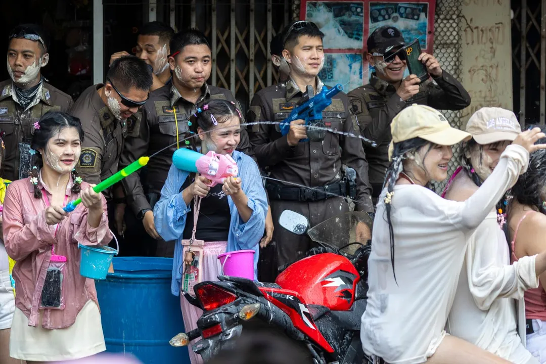泰國潑水節剛畫下句點,我外交部將泰國7府旅遊警戒升高到第3級「避免前往」等級。圖為泰國巴真府民眾參加潑水節。(圖/美聯社)