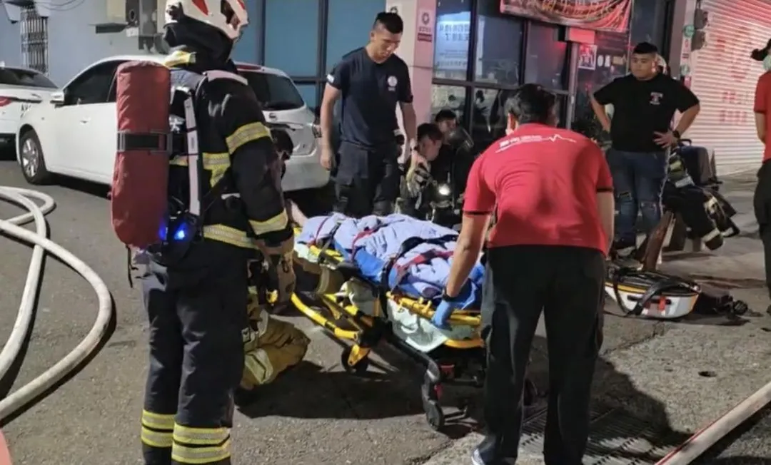 警消將死者放上擔架。(圖/中天新聞)