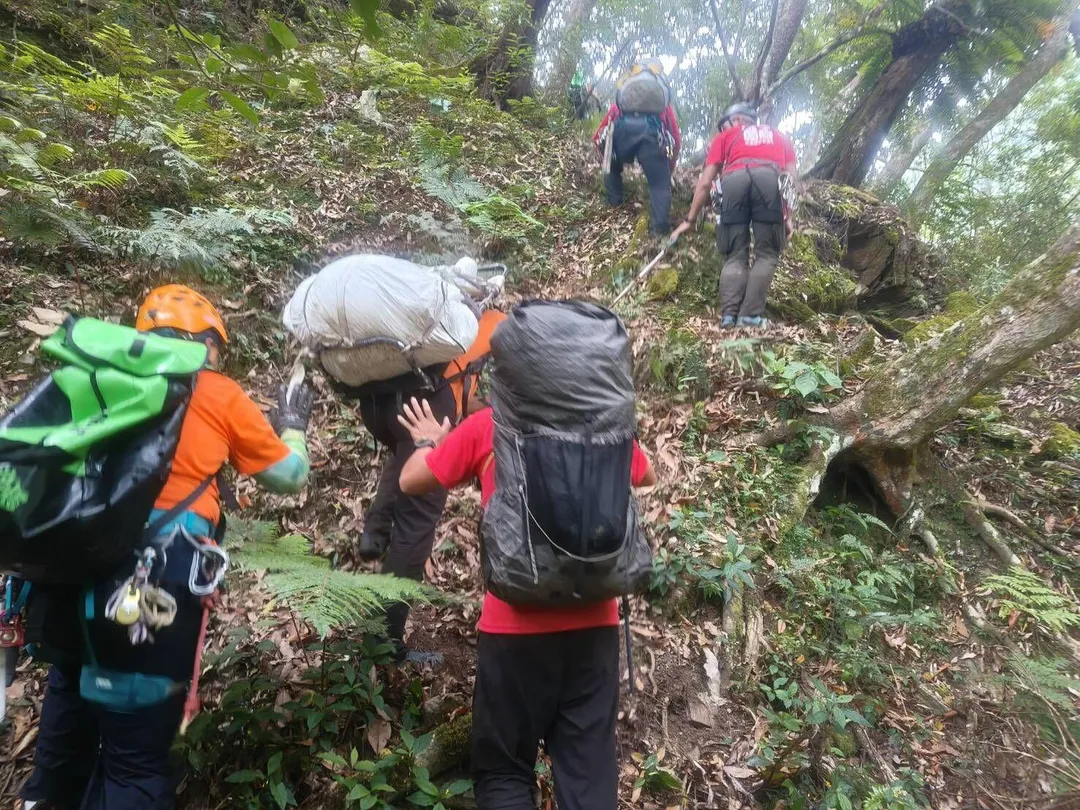 警消、民間搜救團隊一起入山找人。（圖／花蓮縣消防局提供）