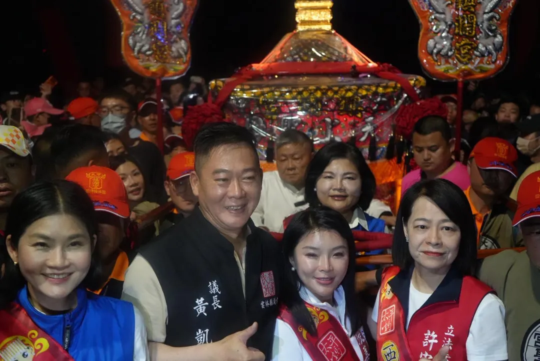 張麗善率領縣府一級主管在西螺大橋與鄉親們虔誠迎接大甲媽祖。(圖取自張麗善臉書)