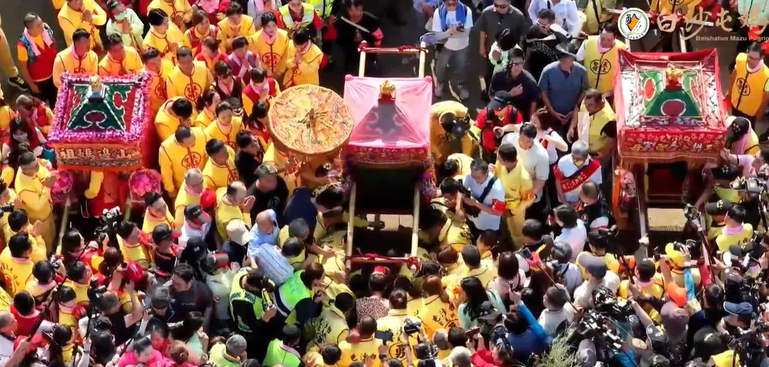 白沙屯媽祖往北港進香今（20日）邁入第八天，「粉紅超跑」換轎回宮。（圖／白沙屯拱天宮）