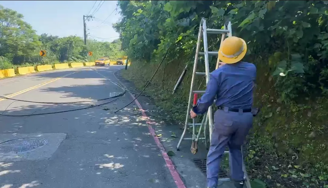 現場人員檢查後發現垂落的電纜線包括多家電信業者。（圖／中天新聞）