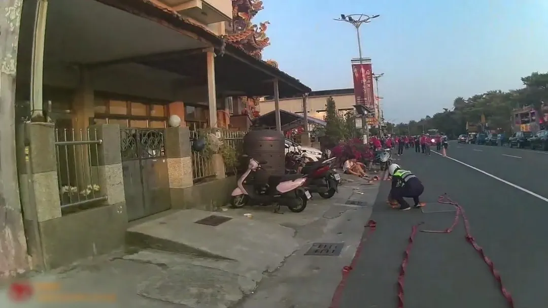 員警發現道路上違規擺放大量鞭炮。(圖/警方提供)