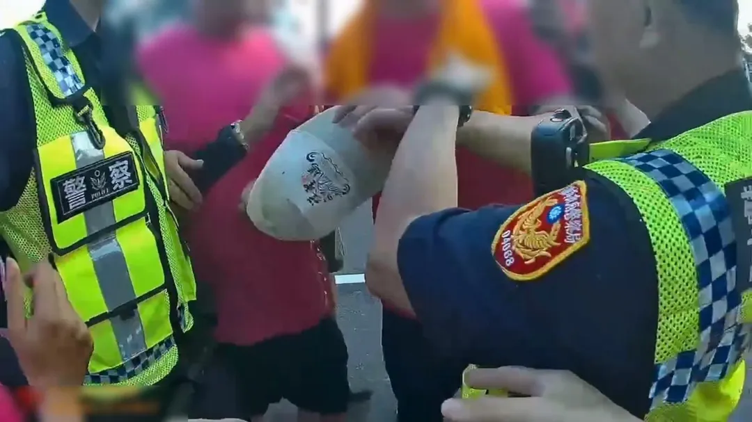 員警被廟會人員包圍。(圖/警方提供)