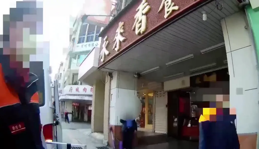 救護人員跟警方告知杜男狀況。（圖／警方提供）