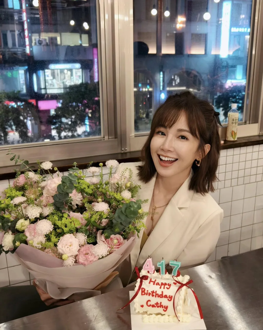 鍾欣怡44歲生日迎雙喜,卻陷入人生殘酷抉擇。(圖/翻攝FB 鍾欣怡 Cathy Chung)