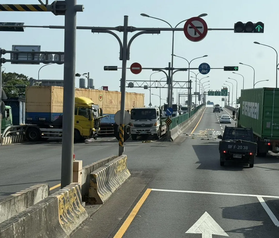 車禍現場。（圖／翻攝「職業聯結車職業大貨車職業大客車拉拉隊運輸業照片影片資訊分享團」）