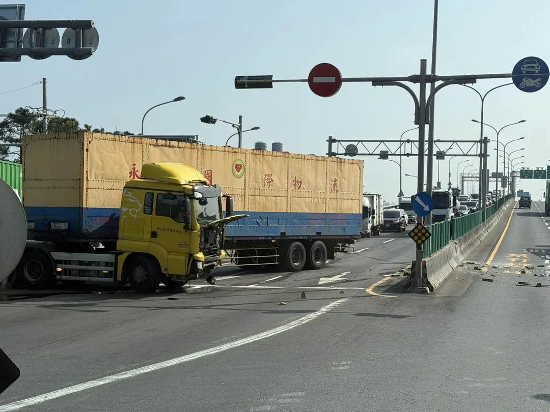 車禍現場。（圖／翻攝「職業聯結車職業大貨車職業大客車拉拉隊運輸業照片影片資訊分享團」）