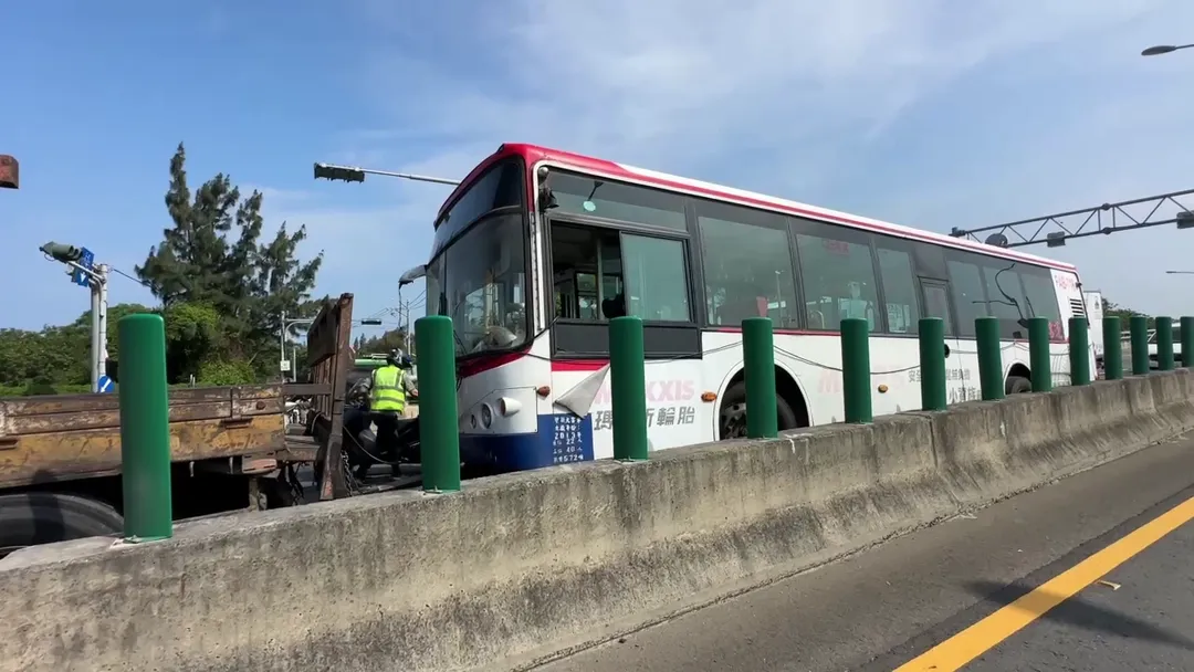 車禍現場，有公車疑似遭飛射的拖車零件波及。（圖／中天新聞）