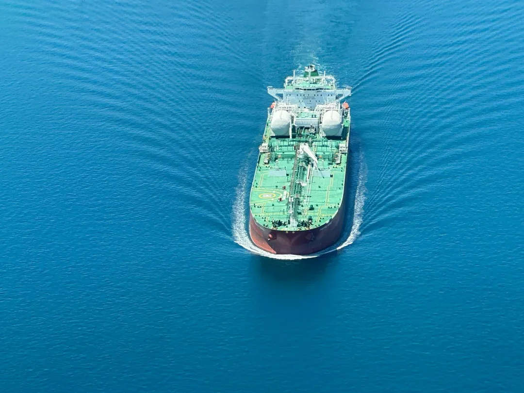 本月18日有超過20艘船通過荷莫茲海峽。（示意圖，非當事油輪／Unsplash）