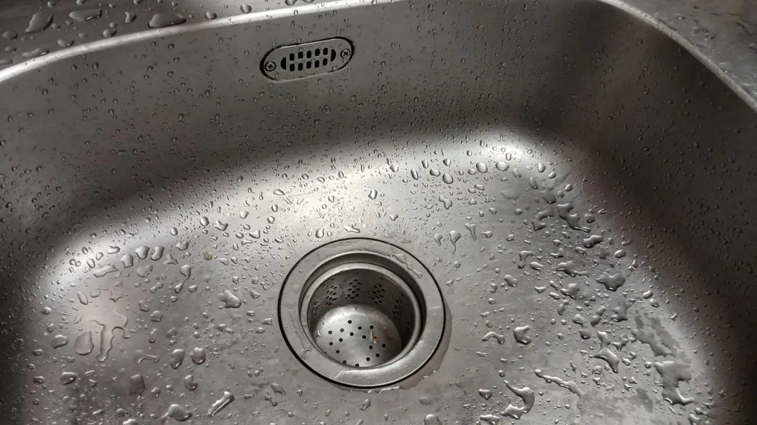 廚房排水濾網容易積累廚餘與菜渣，並散發異味，有網友分享，只要準備廢棄的鋁箔紙，揉成小球放入濾網中，竟能抑制細菌與異味。（示意圖／記者許元馨攝）