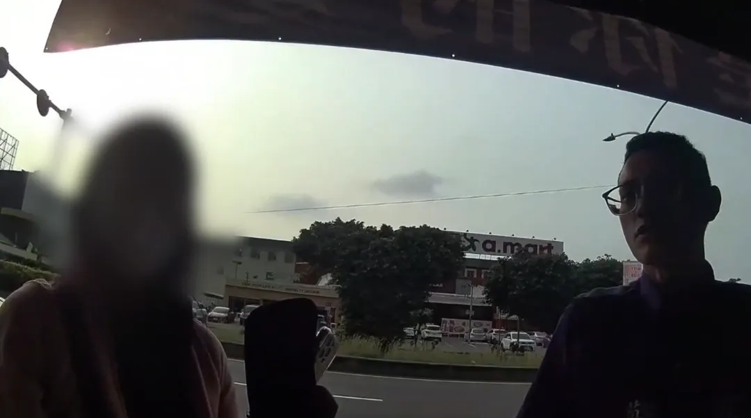 員警到場後持續安撫王女情緒，本案將依毀損罪嫌函送偵辦。（圖／警方提供）