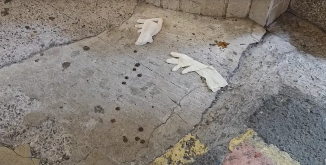 陳男於19日傍晚6時左右駕駛BMW X6休旅車抵達寶建醫院急診室門口，下車後先將徐男的衣物丟出車外，隨即猛力將後車廂內傷勢嚴重的徐男拖拽到地面上，隨後駕車揚長而去。（圖／中天新聞）