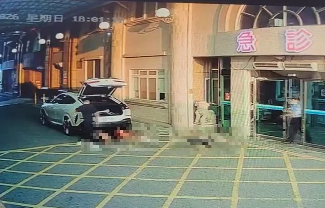 屏東市昨（19）日下午發生駭人暴力案件，一名30歲至31歲的徐姓男子遭人強押痛毆後，全身浴血被丟包在寶建醫院急診室門口。（圖／警方提供）