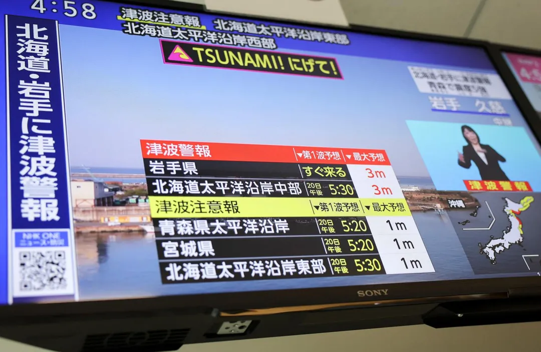 4月20日，日本東京一台電視螢幕上播放氣象廳發布的海嘯警報新聞報導。（圖／路透社）