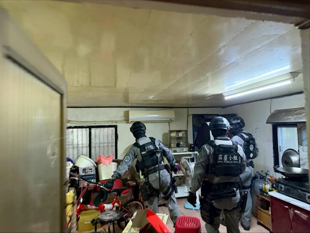 警方攻堅畫面。（圖／警方提供）