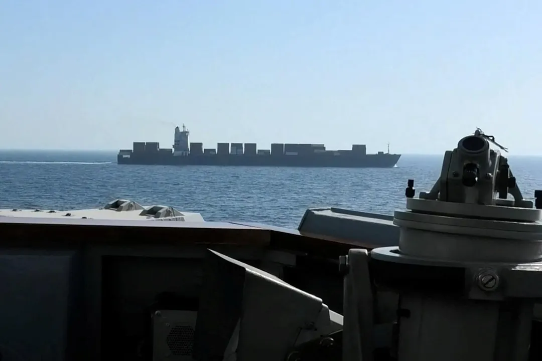 美軍驅逐艦「史普魯恩斯號」（USS Spruance）19日執行封鎖任務時攔截「圖斯卡號」。（圖／路透社）