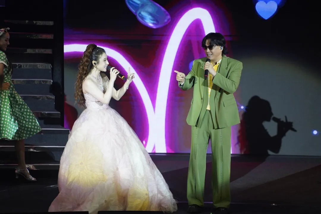 蕭煌奇（右）日前受邀擔任《歌之饗宴15 - 一路上的愛呀！陳怡婷演唱會》特別嘉賓。（圖／寶吉祥集團 提供）