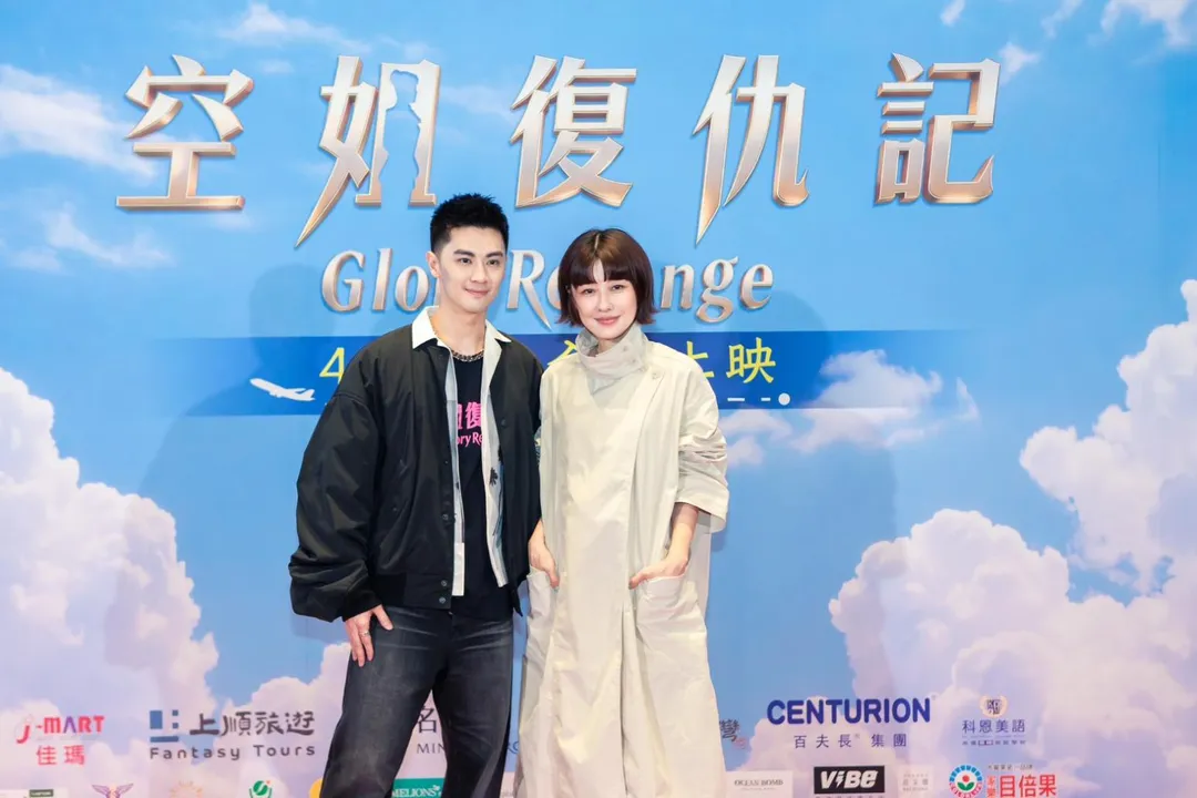 李維維（右）穿上空姐制服拍攝，直呼這工作真的很辛苦。（圖／萊思捷有限公司 提供）