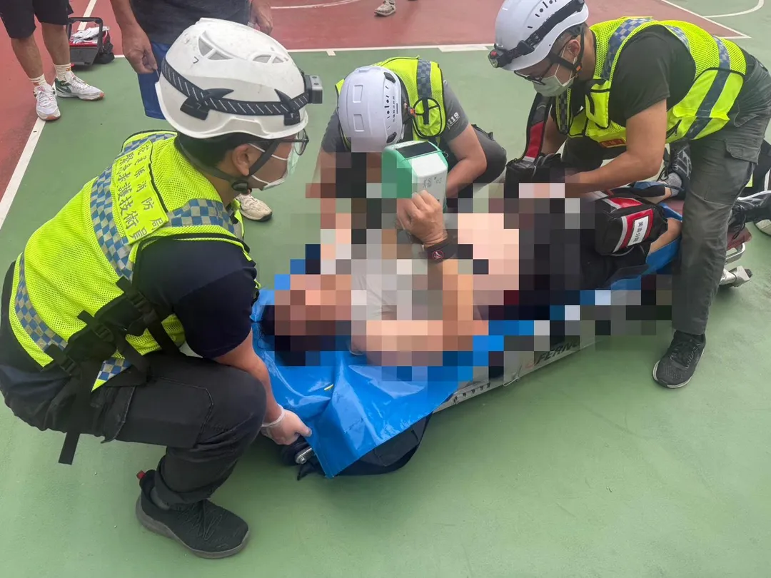 救護人員接手為何篤霖的哥哥急救。（圖／林佳輝提供）