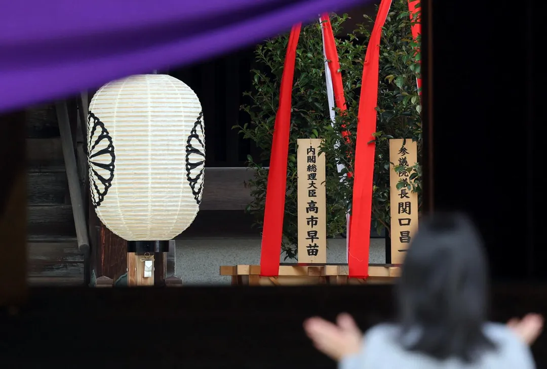 靖國神社春祭，日相高市早苗供奉「真榊」祭品。（圖／路透社）
