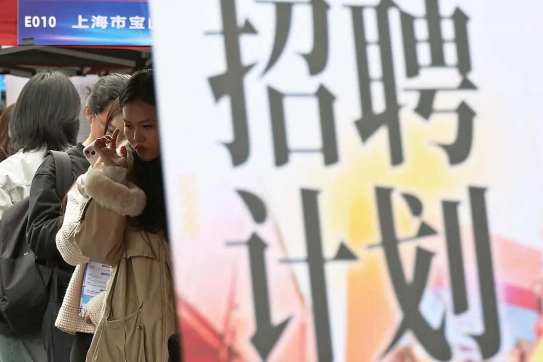 圖為3月31日，2026上海高校畢業生「春季促就業攻堅行動」暨就業實習招聘會。（圖／新華社）