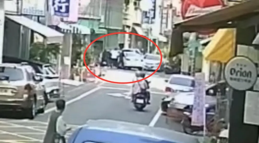 眾人撞擊機車後將徐男押上車擄走。（圖／翻攝畫面）
