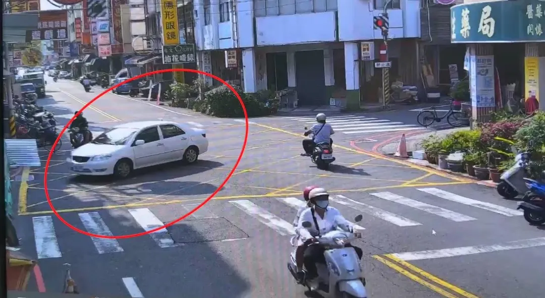 陳男車輛一早就在附近徘徊埋伏。（圖／翻攝畫面）