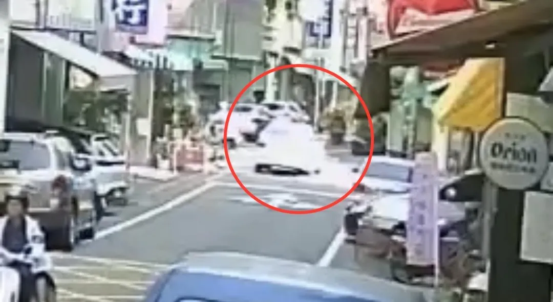 監視器拍到陳男車輛高速撞擊徐男機車。（圖／翻攝畫面）