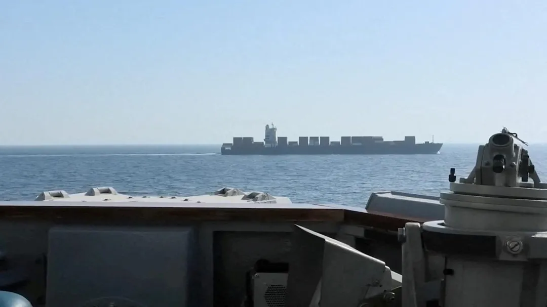 美軍的畫面顯示，4月19日，美軍驅逐艦攔截懸掛伊朗國旗的圖斯卡號。（圖／路透社）