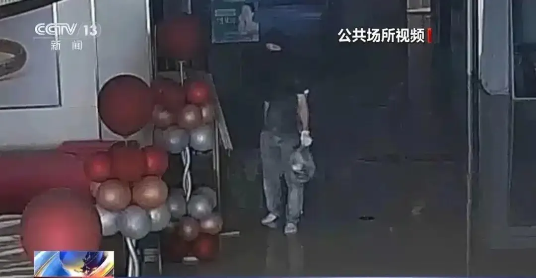 監視器拍下竊賊得手金飾離去前身影。（圖／翻攝央視新聞）