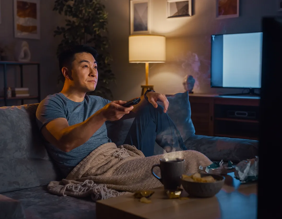 熬夜睡眠不足每天可能增加約200至500大卡攝取，又以男生較為明顯。(示意圖/AI生成)