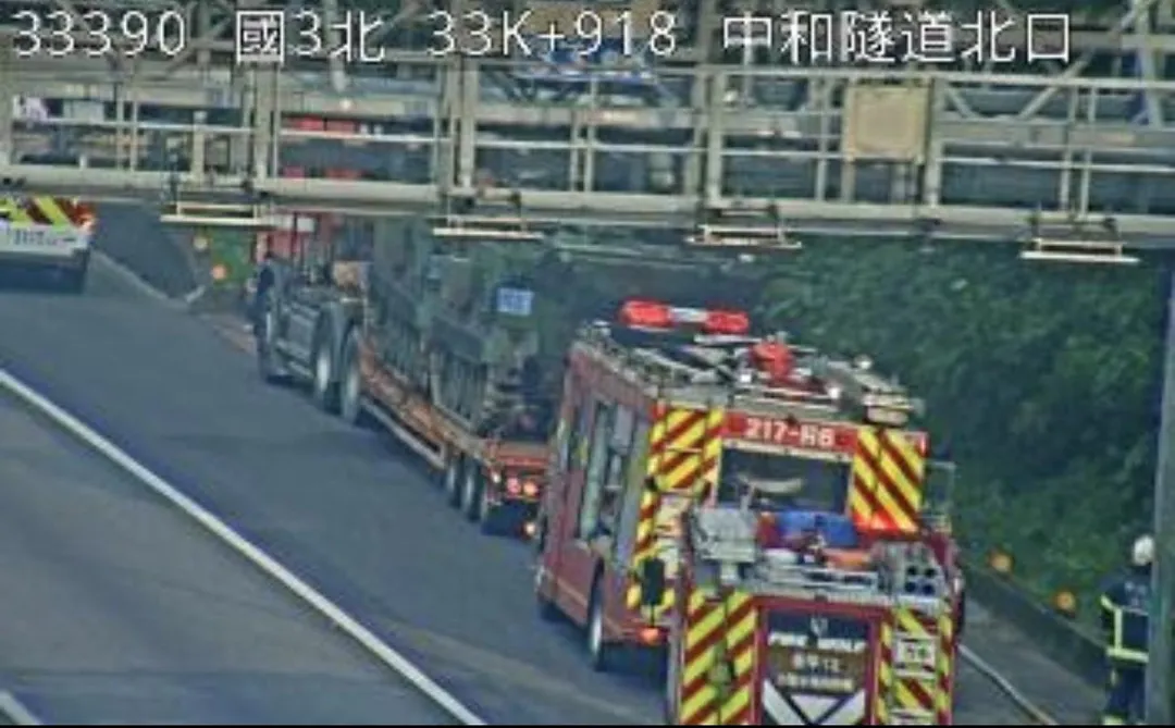 下午裝甲車在國3中和路段又冒煙。(圖/翻攝畫面)