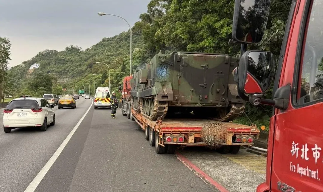 裝甲車在國道3號中和路段又突然冒煙。(圖/翻攝畫面)