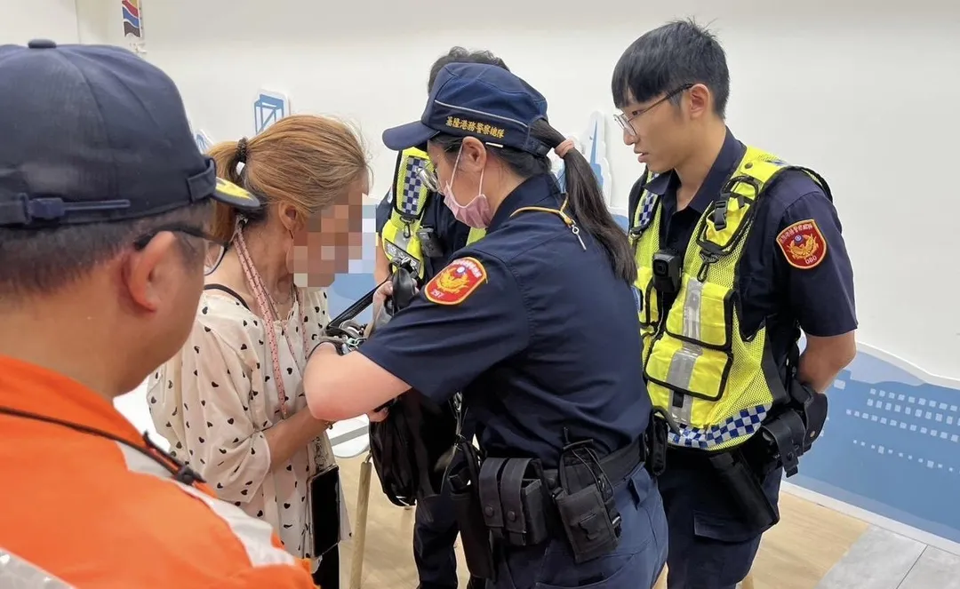 女通緝犯在基隆搭乘新臺馬輪遭逮捕歸案。（圖／翻攝畫面）