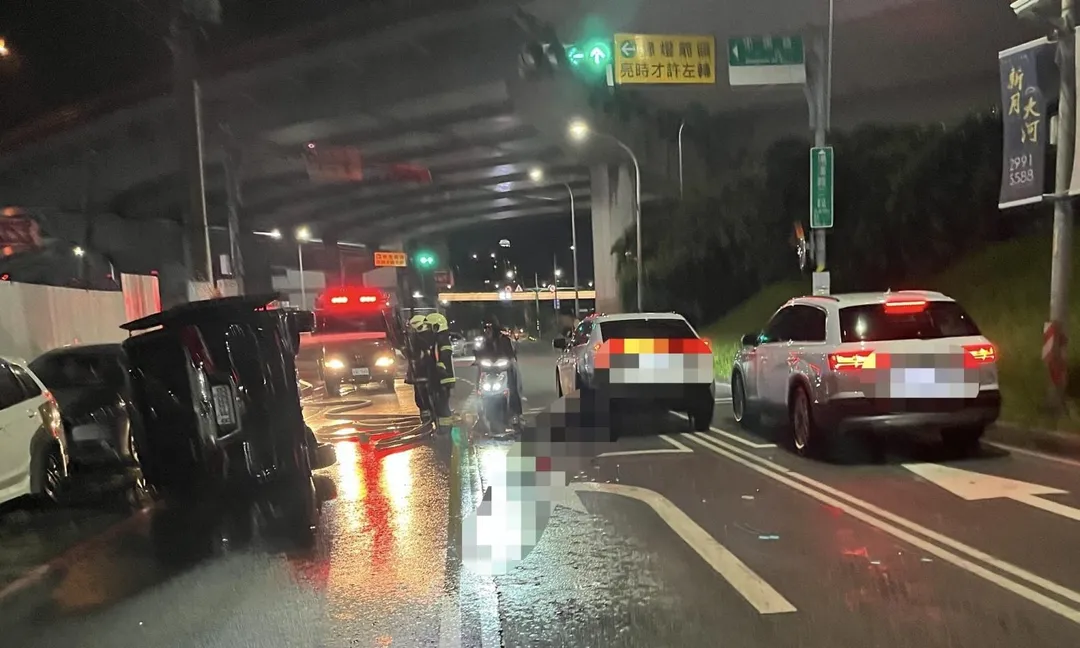 男子毒駕開運兵車在新莊追撞前車後翻覆。（圖／翻攝畫面）