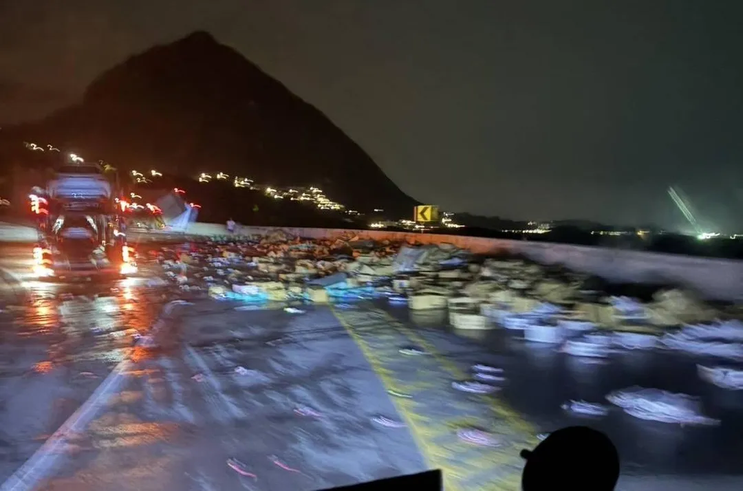台2線大貨車翻覆大量瓶裝水散落車道。（圖／翻攝自臉書「職業聯結車職業大貨車職業大客車拉拉隊運輸業照片影片資訊分享團」）