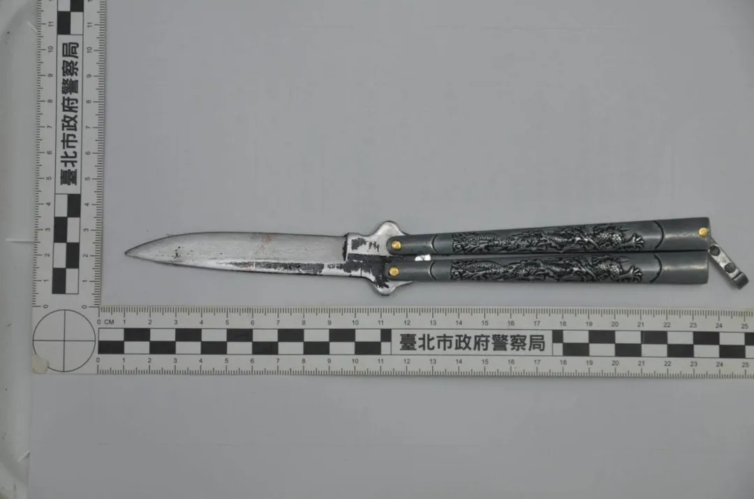 警方查扣犯案用摺疊刀。（圖／警方提供）