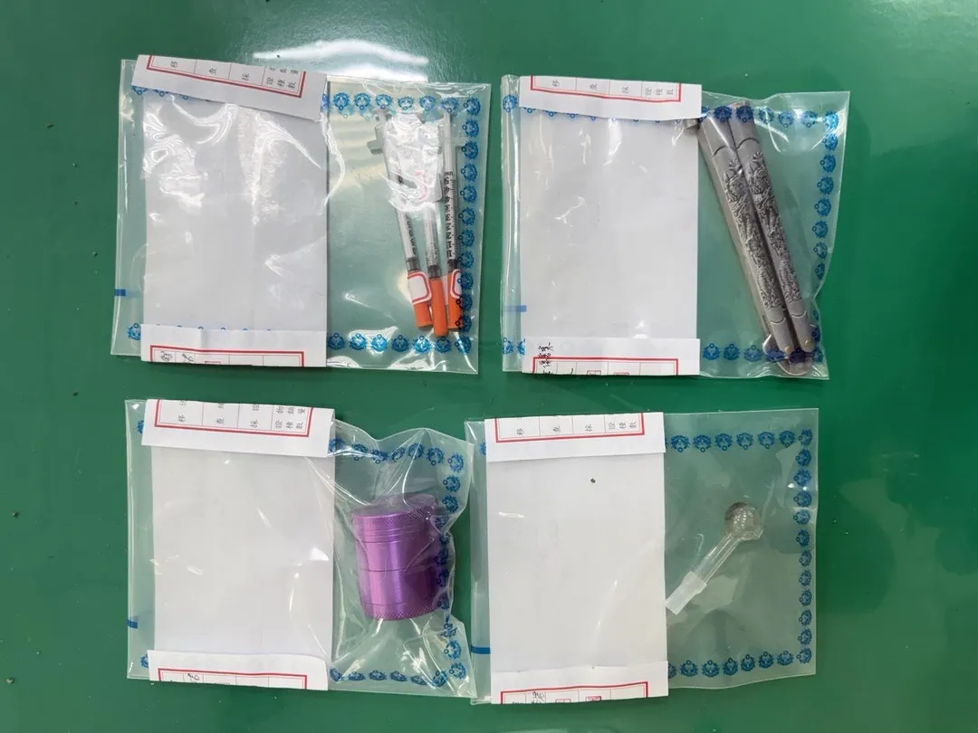 警方查扣毒品海洛英注射針筒、安非他命吸食器及大麻研磨器等物。（圖／警方提供）