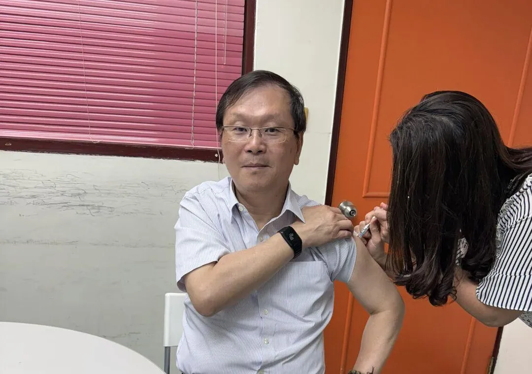 衛福部次長莊人祥透露自己已完成第2劑新冠疫苗接種，並透露正接受免疫抑制劑治療，屬於免疫力低下的癌症患者，符合接種資格。&nbsp;（圖／翻攝自莊人祥臉書）
